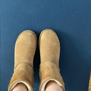 almost brand new ugg’s!!